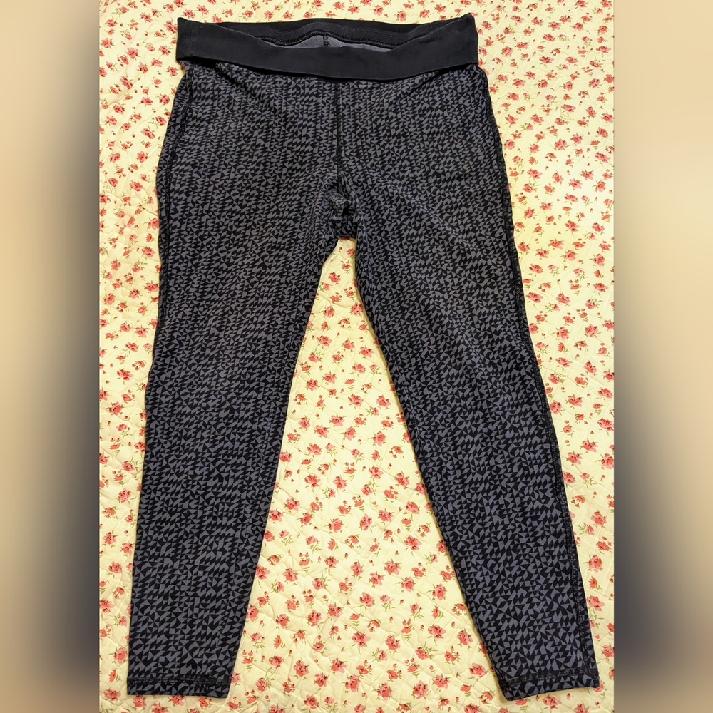 💥 5 for 25 💥 Old Navy active leggings size XL color black and gray